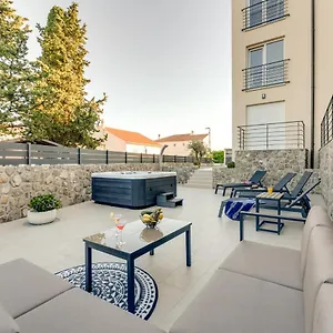 Cosmopolitan Apartment